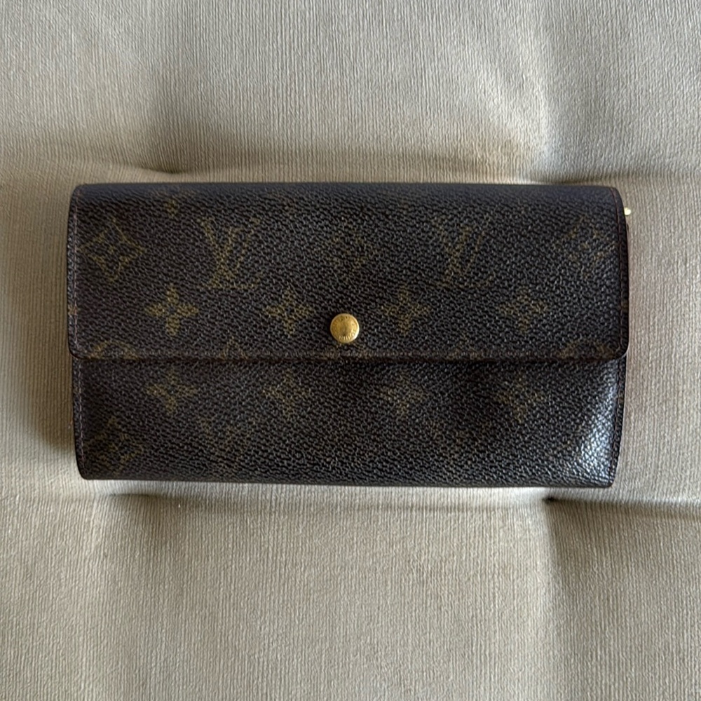 Louis Vuitton Brown Wallet Sleek Design High Quality
